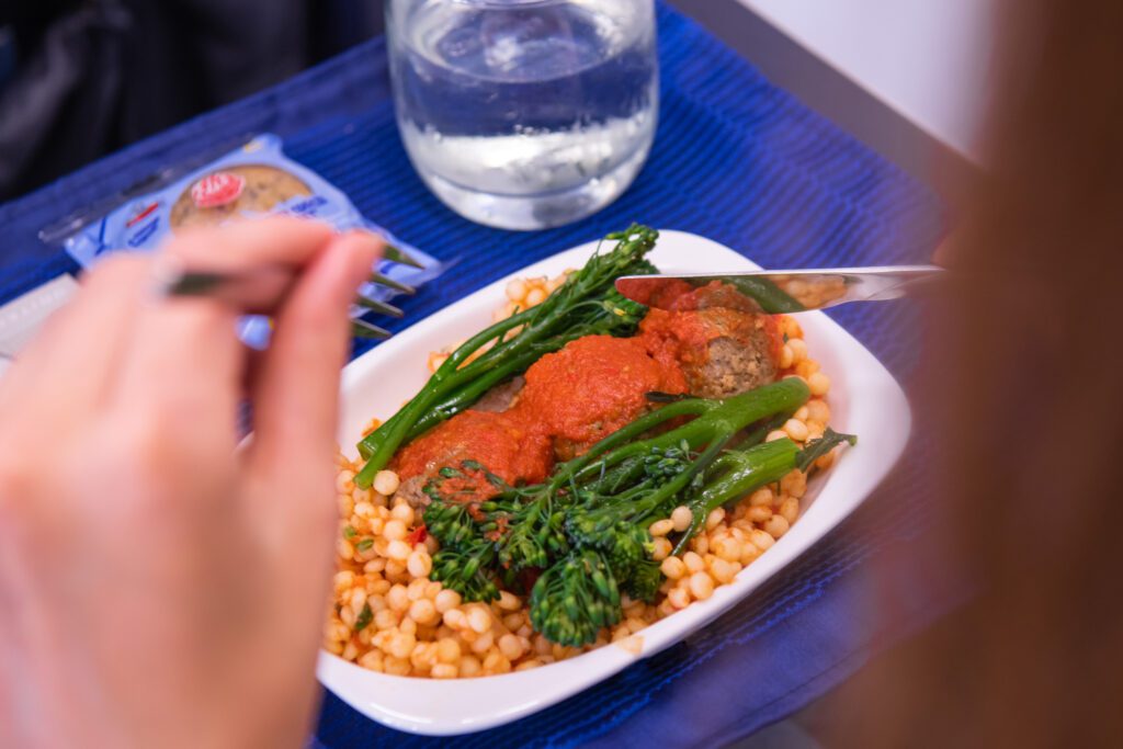 ALASKA AIRLINES’ NEW “SOY MEETS WORLD” VEGAN MEAL CELEBRATES THE BEST OF SUMMER VegNews.UnitedAirlinesMeatballs.ImpossibleFoods