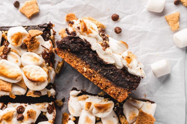 By 2033, the vegan cookies market is projected to reach US$ 885.3 million.