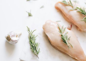 With $11.79 per pound, SuperMeat’s 100% Cultivated Chicken matches premium options