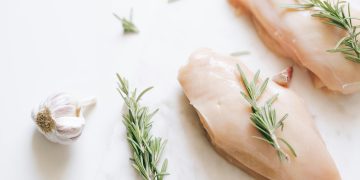 With $11.79 per pound, SuperMeat’s 100% Cultivated Chicken matches premium options